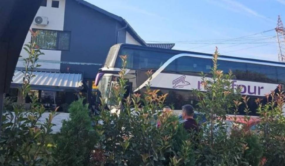 Un autocar a intrat pe terasa unei pensiuni din Bascov. Pompierii, chemați să intervină la fața locului 860027
