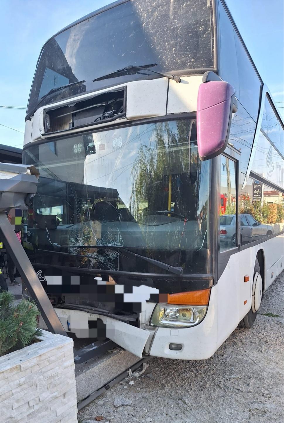 Un autocar a intrat pe terasa unei pensiuni din Bascov. Pompierii, chemați să intervină la fața locului 860032