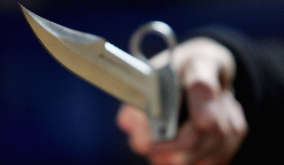 Un bărbat a alergat după oameni cu un cuțit în mână, pe o stradă din Focșani
