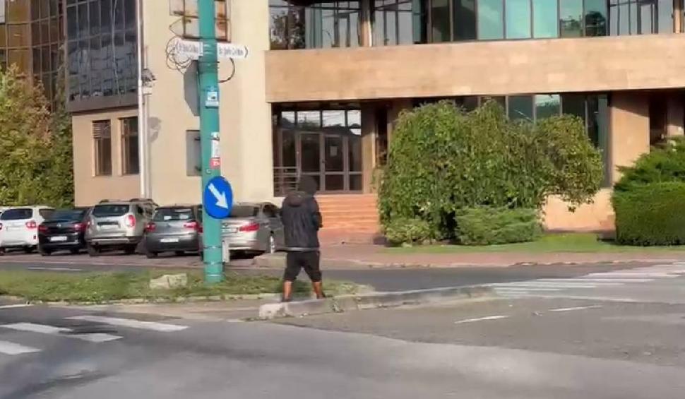 Tânăr surprins în timp ce amenința trecătorii cu un pistol, la Timișoara. Echipa Antena 3 CNN a sunat la 112 860035