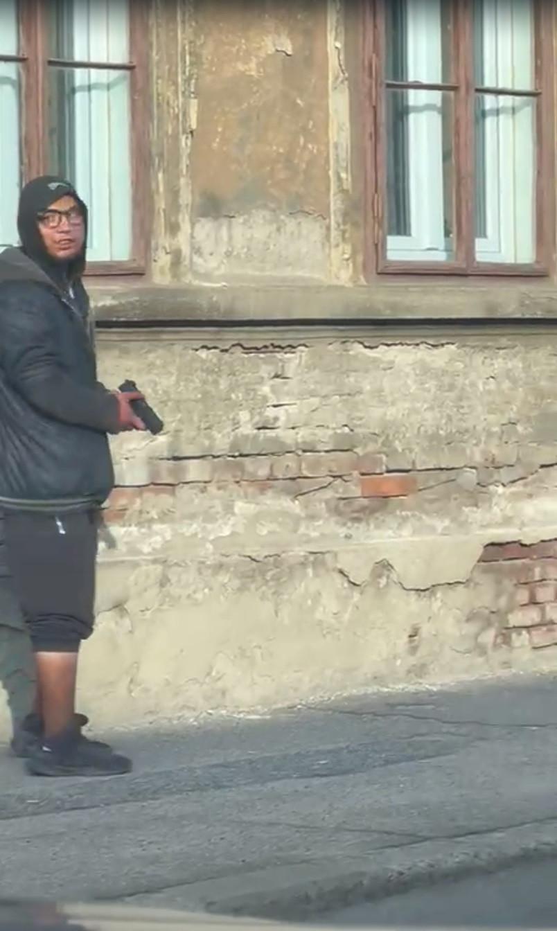 Tânăr surprins în timp ce amenința trecătorii cu un pistol, la Timișoara. Echipa Antena 3 CNN a sunat la 112 860037