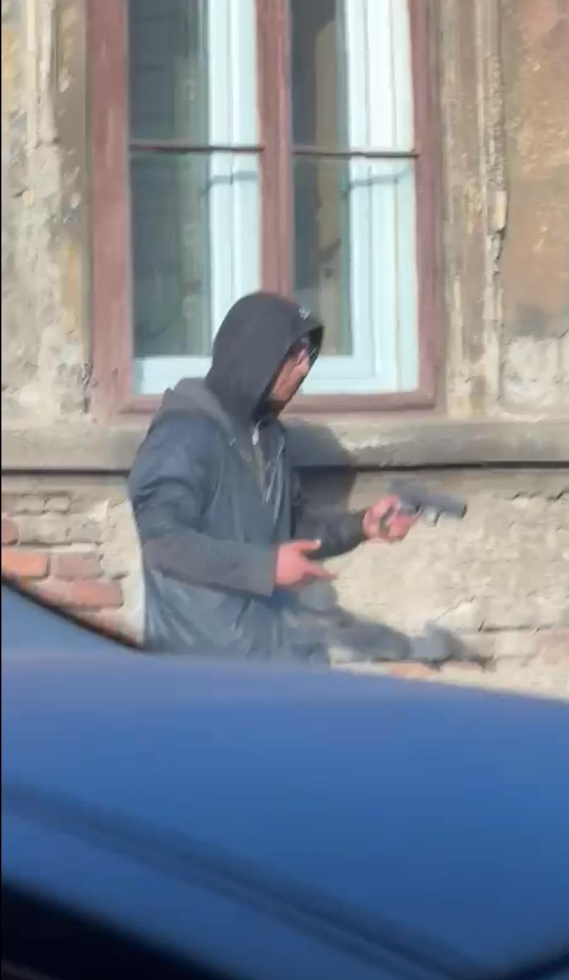 Tânăr surprins în timp ce amenința trecătorii cu un pistol, la Timișoara. Echipa Antena 3 CNN a sunat la 112 860038