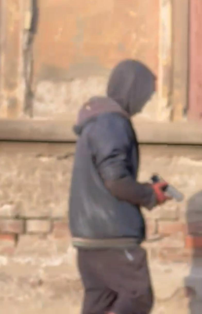 Tânăr surprins în timp ce amenința trecătorii cu un pistol, la Timișoara. Echipa Antena 3 CNN a sunat la 112 860039