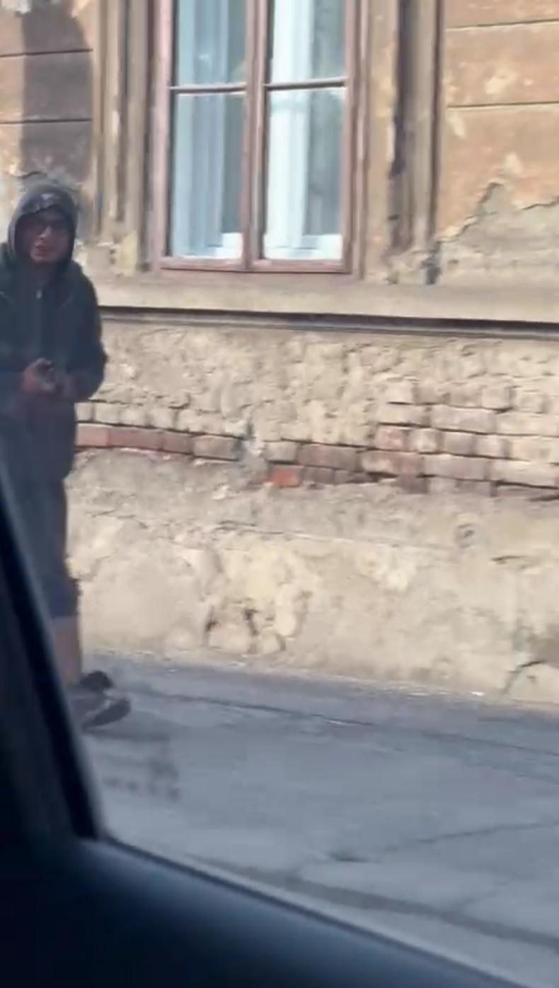 Tânăr surprins în timp ce amenința trecătorii cu un pistol, la Timișoara. Echipa Antena 3 CNN a sunat la 112 860040
