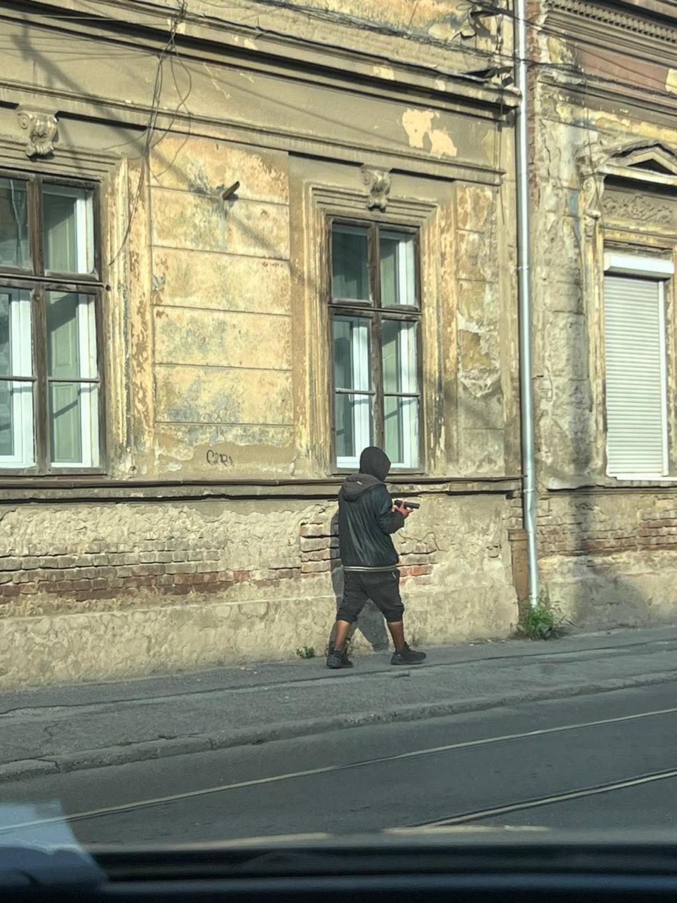 Tânăr surprins în timp ce amenința trecătorii cu un pistol, la Timișoara. Echipa Antena 3 CNN a sunat la 112 860041