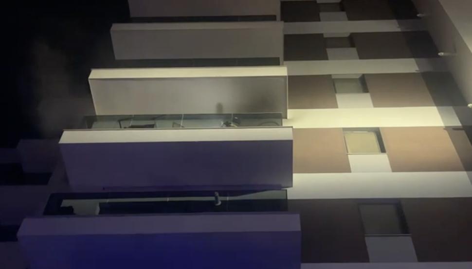 Un bărbat din Voluntari s-a aruncat de la etaj, iar din apartamentul său iese fum. Intervin pompierii 860190