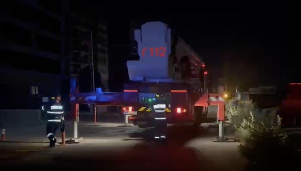 Un bărbat din Voluntari s-a aruncat de la etaj, iar din apartamentul său iese fum. Intervin pompierii 860191