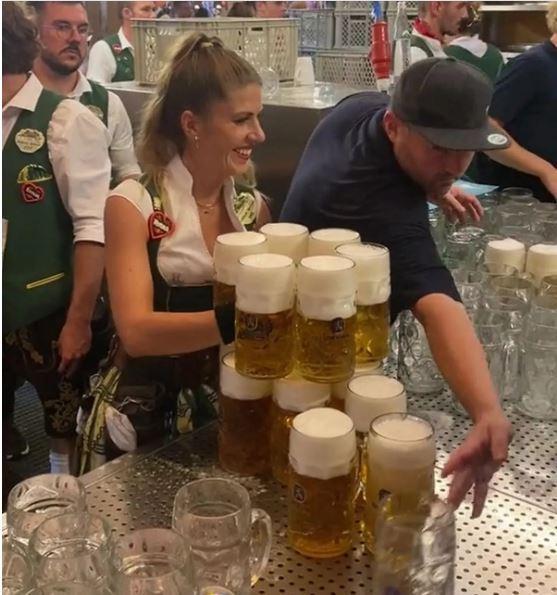 O chelneriță a devenit virală pe internet după ce a fost filmată ridicând 13 halbe cu bere: ”Clienții comandă mai mult doar ca să mă vadă”  860134