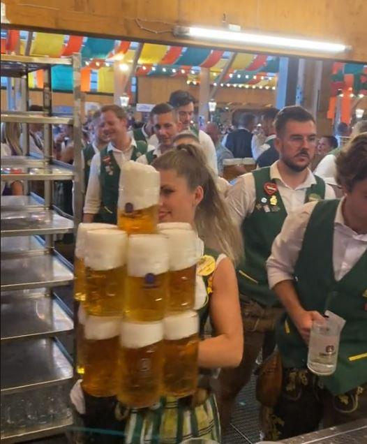 O chelneriță a devenit virală pe internet după ce a fost filmată ridicând 13 halbe cu bere: ”Clienții comandă mai mult doar ca să mă vadă”  860135