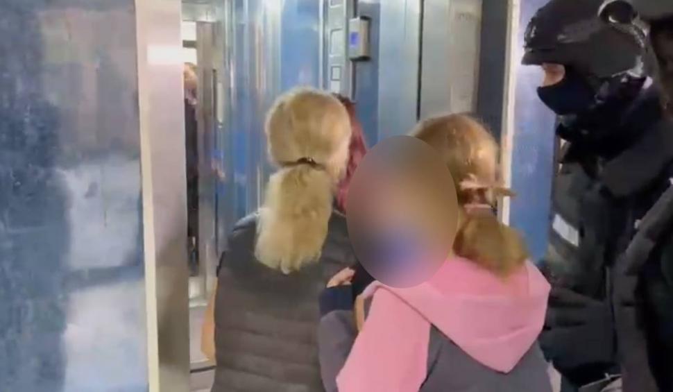 O mamă din Timiș și-a fotografiat fetele în poziții indecente și a trimis pozele unor bărbați. Imaginile indecente au ajuns pe internet 860130