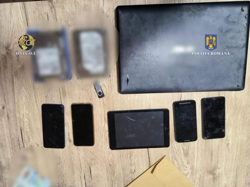 O mamă din Timiș și-a fotografiat fetele în poziții indecente și a trimis pozele unor bărbați. Imaginile indecente au ajuns pe internet 860131