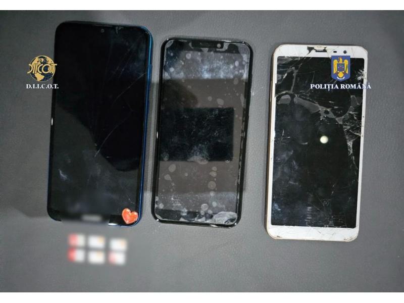 O mamă din Timiș și-a fotografiat fetele în poziții indecente și a trimis pozele unor bărbați. Imaginile indecente au ajuns pe internet 860132