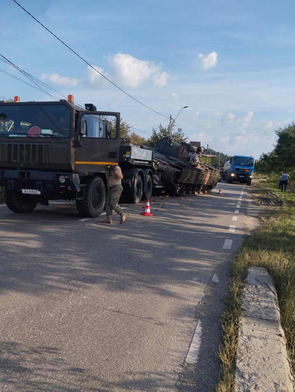 Un tanc s-a răsturnat pe șosea, în apropierea unei biserici din județul Bacău 860023