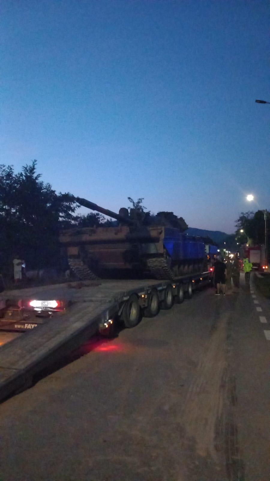 Un tanc s-a răsturnat pe șosea, în apropierea unei biserici din județul Bacău 860024