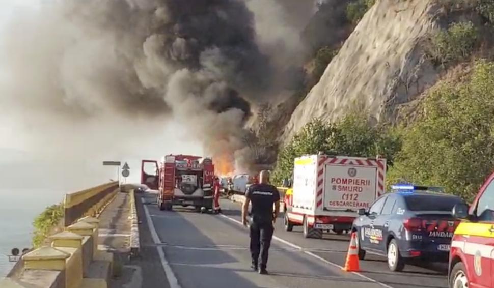 Un TIR plin cu peleți a luat foc în mers, în Mehedinți. Circulația este oprită pe DN6 860137