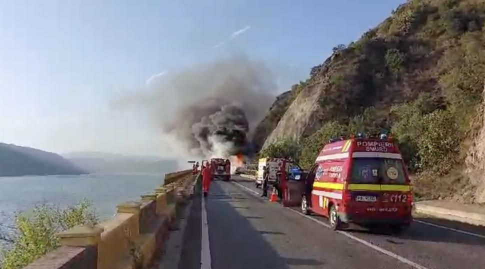 Un TIR plin cu peleți a luat foc în mers, în Mehedinți. Circulația este oprită pe DN6 860138