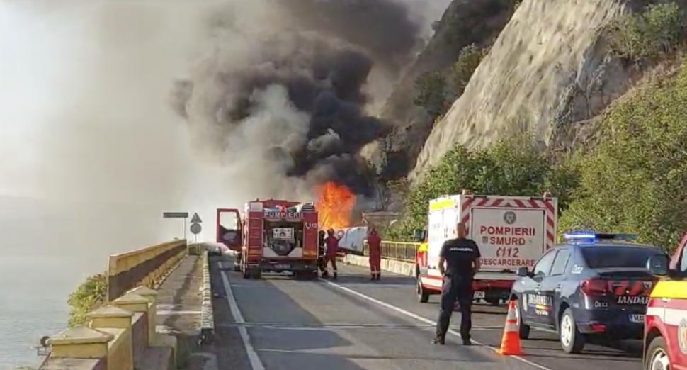 Un TIR plin cu peleți a luat foc în mers, în Mehedinți. Circulația este oprită pe DN6 860139