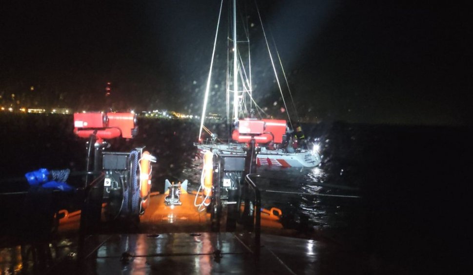 Un vas în pericol să se scufunde la Vama Veche a cerut ajutor, azi-noapte. Salvatorii români au intervenit în condiții de vânt puternic