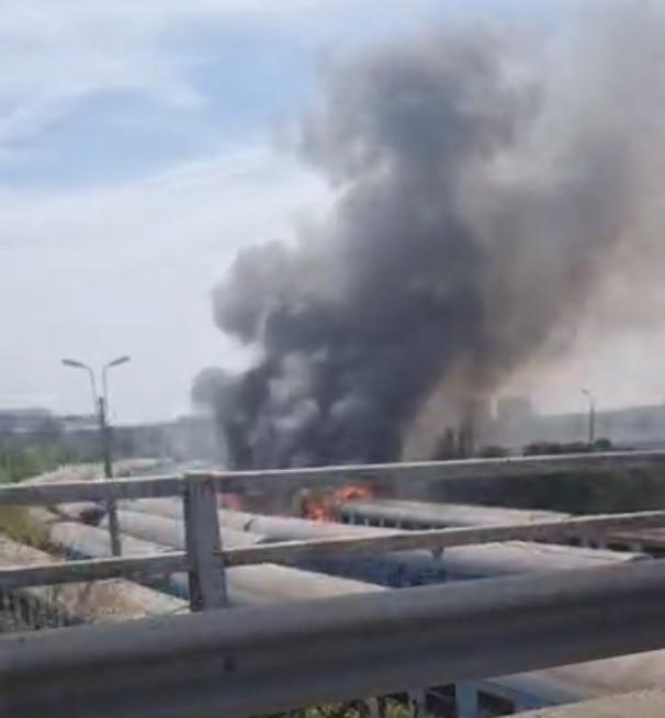 Incendiu în zona Podului Basarab din Bucureşti. Ard mai multe vagoane de tren dezafectate 860300