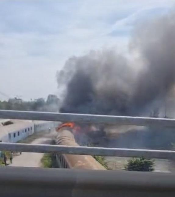 Incendiu în zona Podului Basarab din Bucureşti. Ard mai multe vagoane de tren dezafectate 860301