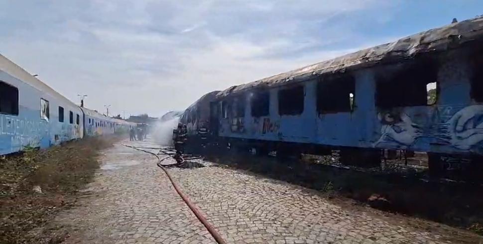 Incendiu în zona Podului Basarab din Bucureşti. Ard mai multe vagoane de tren dezafectate 860302