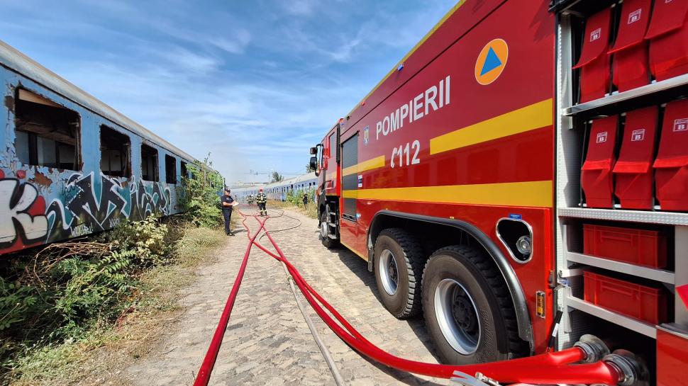 Incendiu în zona Podului Basarab din Bucureşti. Ard mai multe vagoane de tren dezafectate 860303