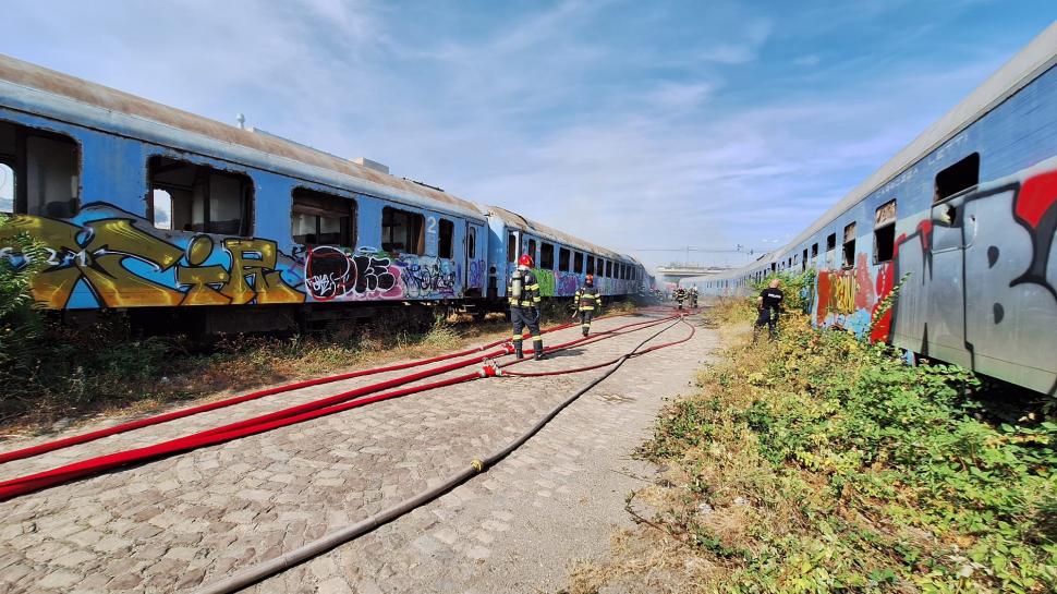 Incendiu în zona Podului Basarab din Bucureşti. Ard mai multe vagoane de tren dezafectate 860304