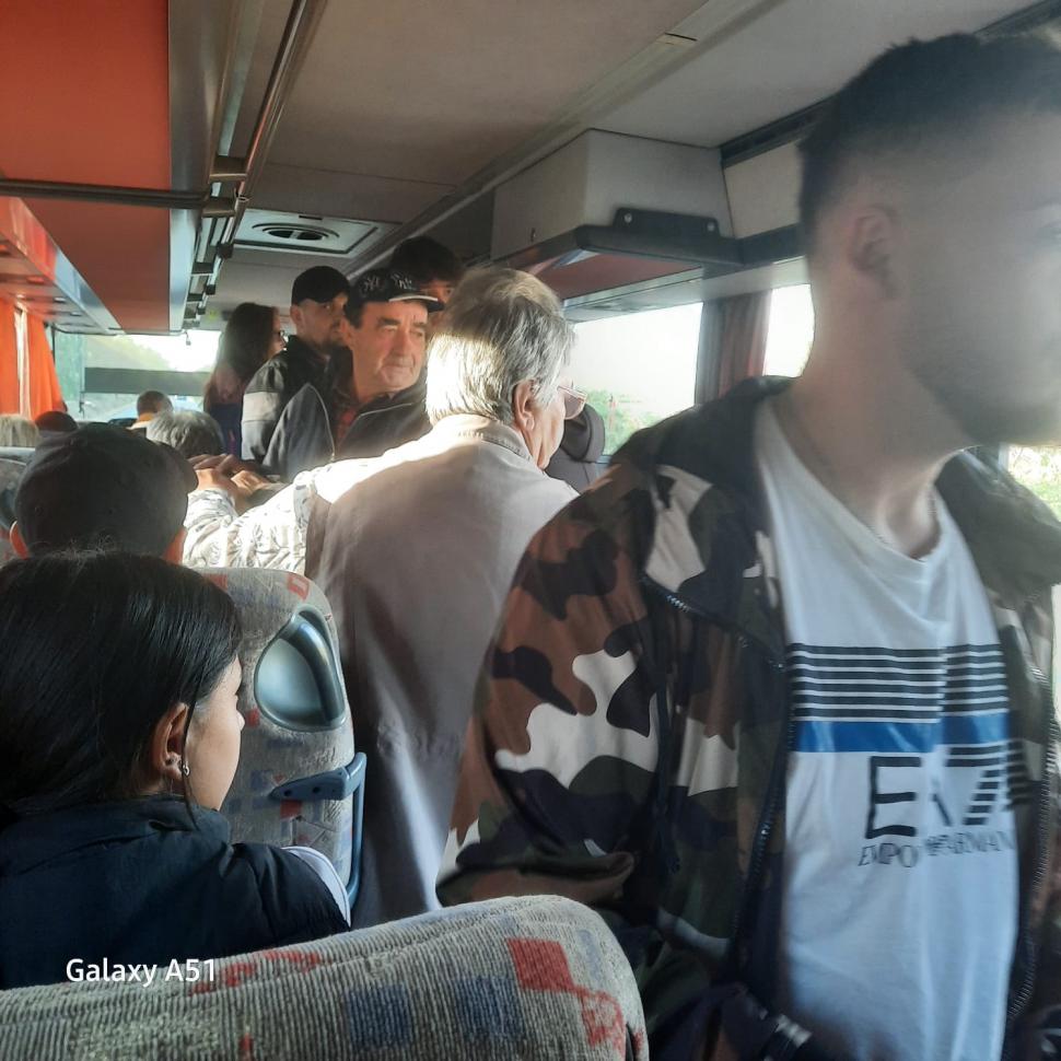 Zeci de călători pe ruta CFR Craiova-București și-au continuat drumul pe jos, pe calea ferată, după ce trenul lor s-a defectat 860262