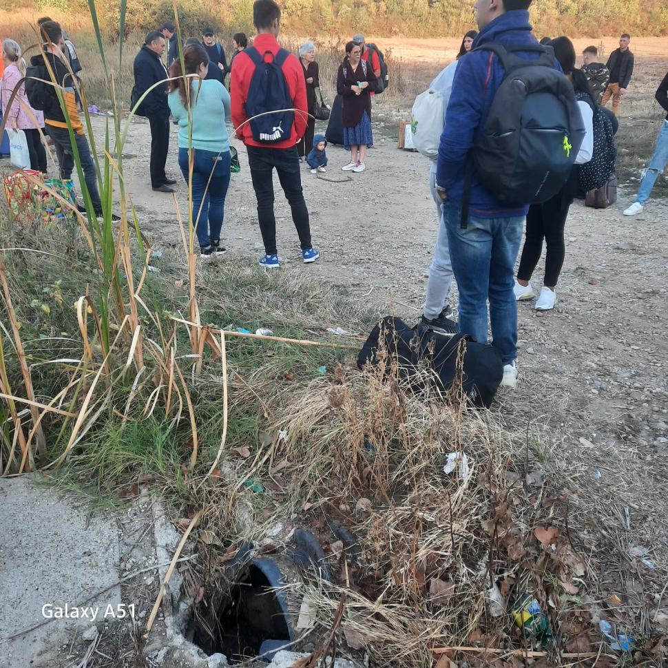 Zeci de călători pe ruta CFR Craiova-București și-au continuat drumul pe jos, pe calea ferată, după ce trenul lor s-a defectat 860264