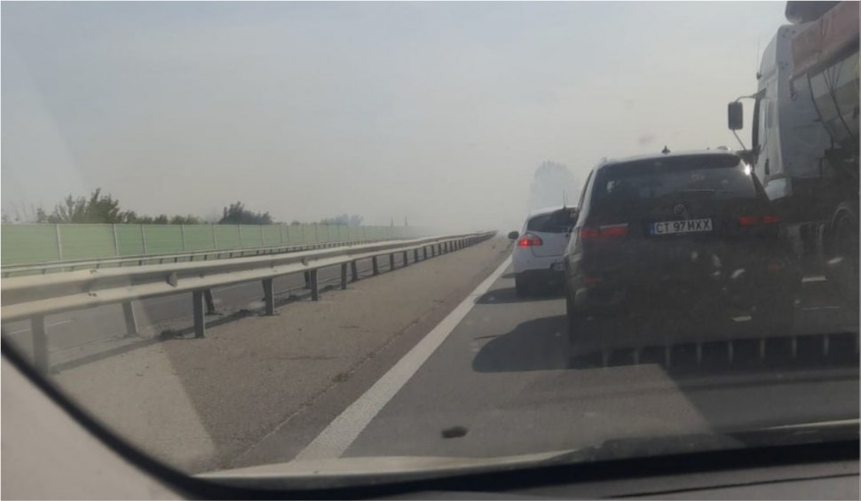 Trafic blocat total pe autostrada A1 București-Pitești, din cauza unui incendiu de vegetaţie
