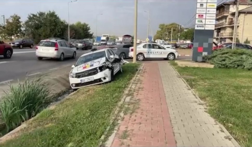 Accident cu două maşini de Poliţie, în Iaşi, după o greşeală de începător a unui poliţist