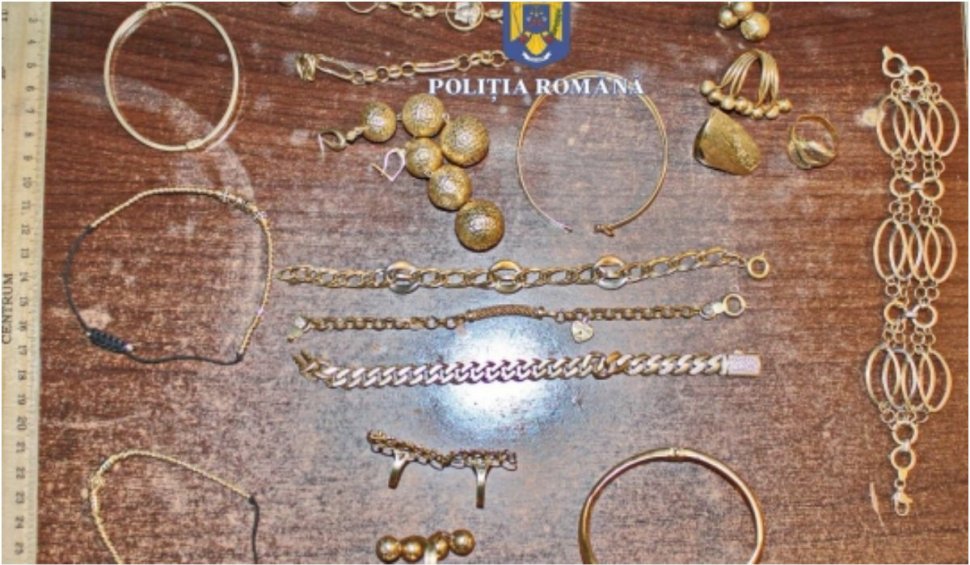 Un bărbat din Galați a furat bijuterii din aur în valoarea de 70.000 de lei și le-a îngropat pe un teren viran