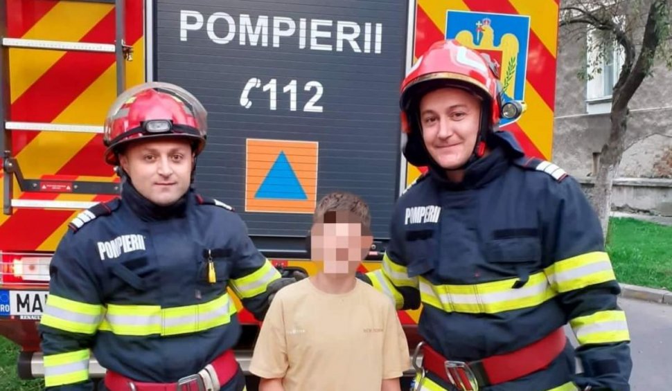 El este Patrik, copilul salvat de pompieri după ce s-a urcat într-un copac din fața blocului și nu a mai putut coborî, în Hunedoara