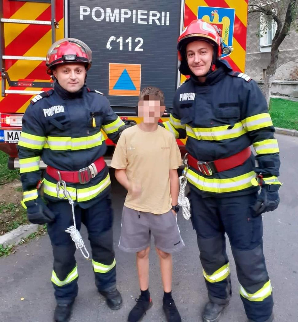 El este Patrik, copilul salvat de pompieri după ce s-a urcat într-un copac din fața blocului și nu a mai putut coborî, în Hunedoara 860608
