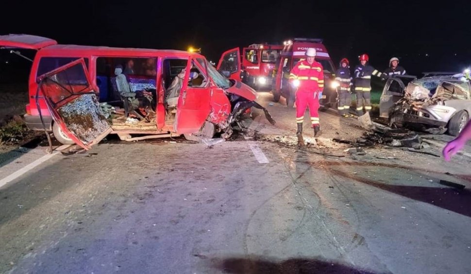 Şapte persoane rănite, după ce un autoturism şi un microbuz au fost implicate într-un accident pe DN 13, în Braşov. Traficul este blocat