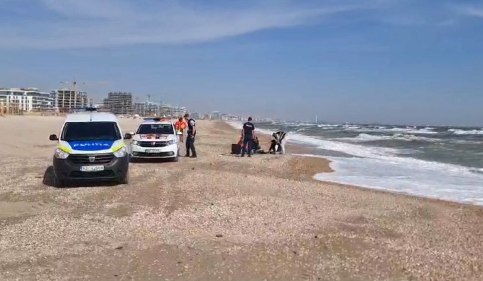 O tânără a fost găsită moartă pe plaja din Mamaia | Oamenii care se plimbau pe plajă au sunat la 112