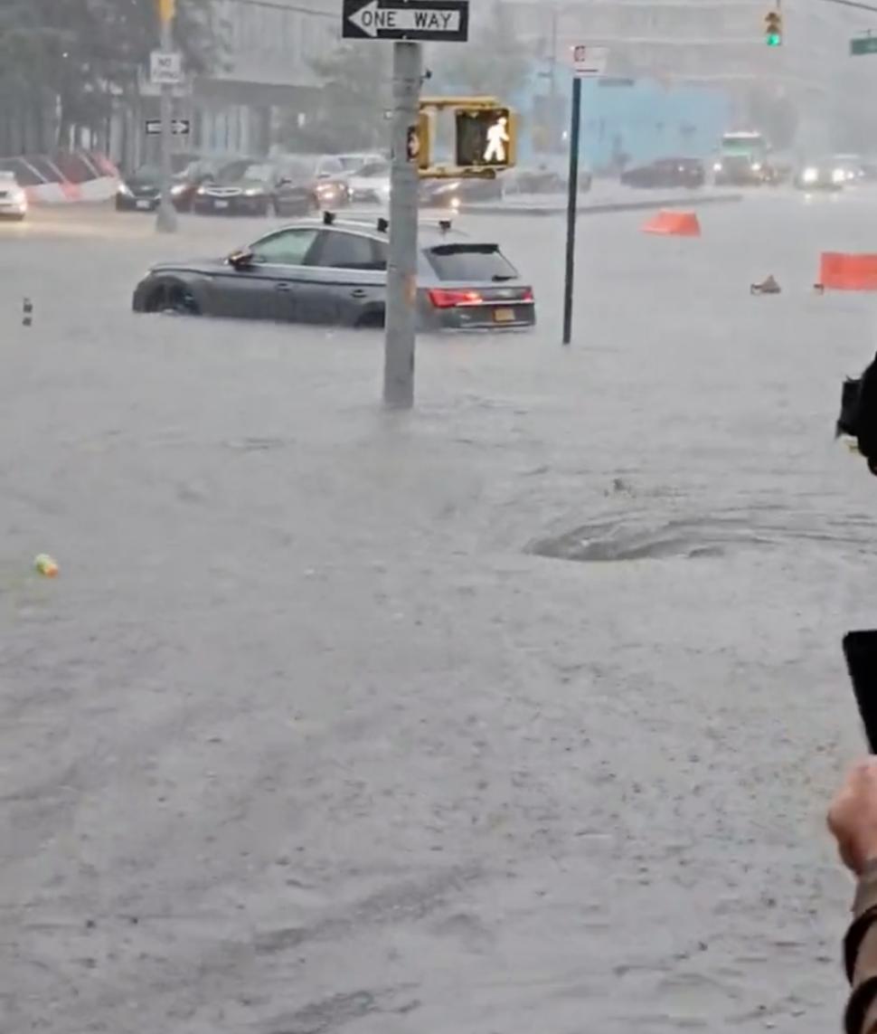 Dezastru provocat de vremea rea în nord-estul SUA | Stare de urgență la New York, unde apa a inundat stații de metrou și a acoperit mașinile de pe străzi 860851