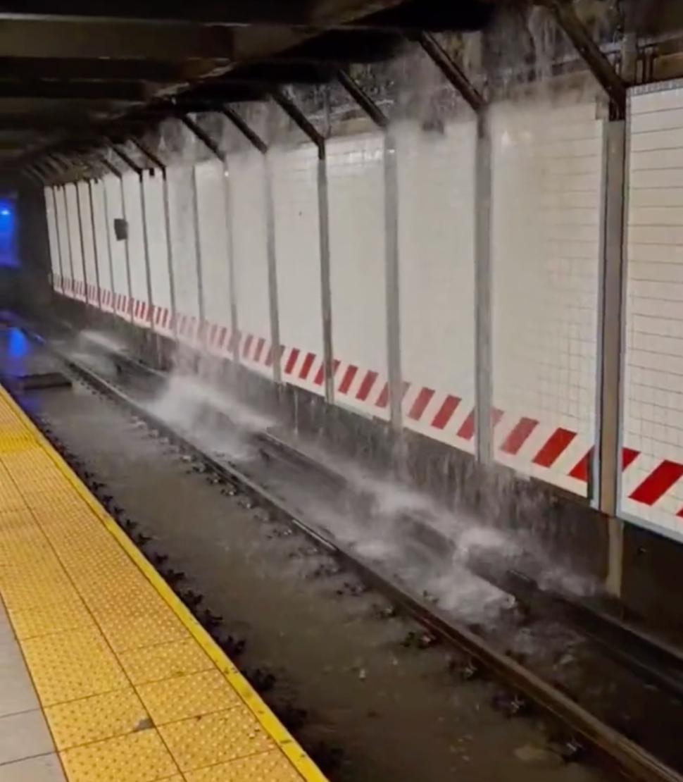 Dezastru provocat de vremea rea în nord-estul SUA | Stare de urgență la New York, unde apa a inundat stații de metrou și a acoperit mașinile de pe străzi 860852