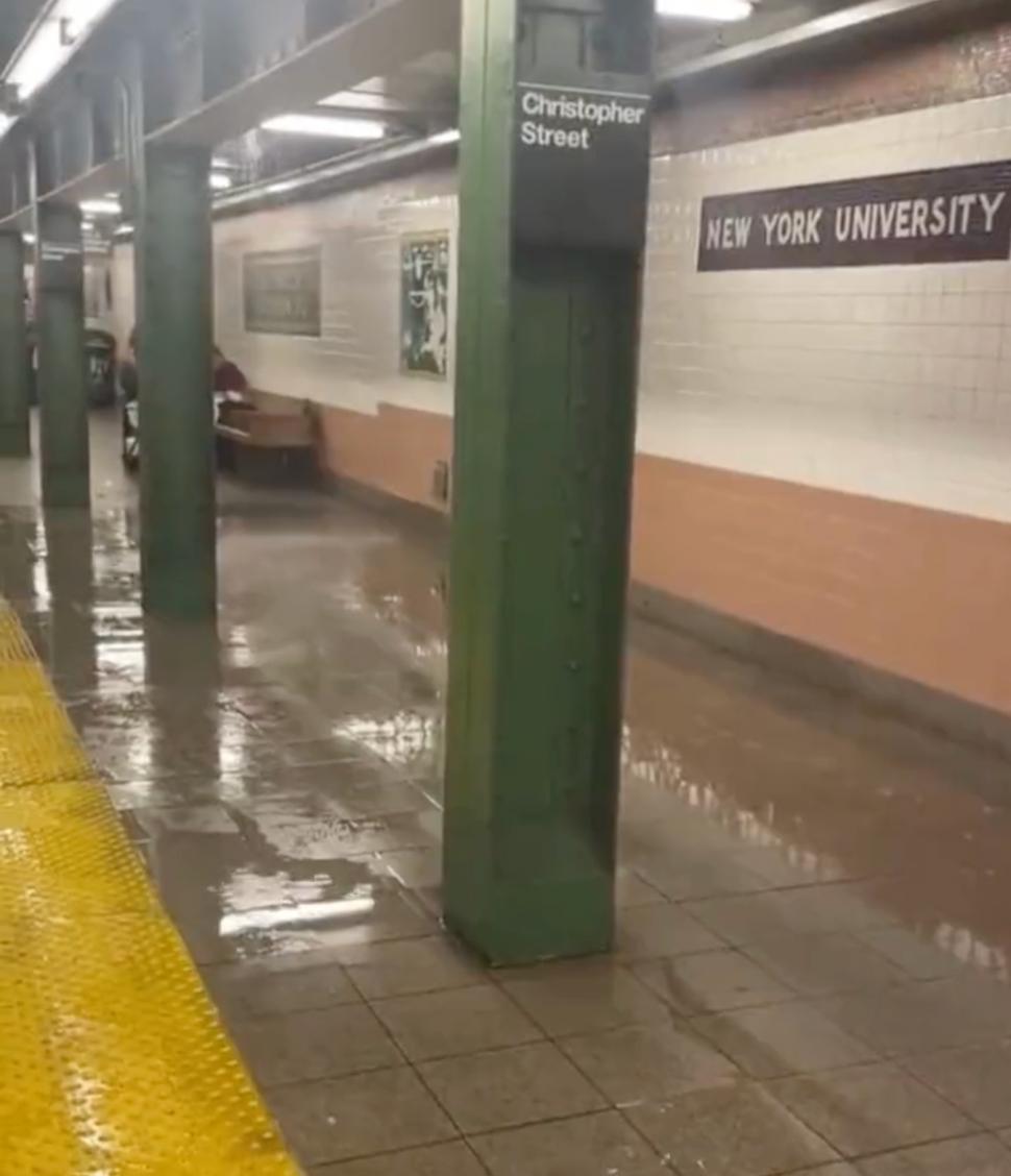 Dezastru provocat de vremea rea în nord-estul SUA | Stare de urgență la New York, unde apa a inundat stații de metrou și a acoperit mașinile de pe străzi 860853