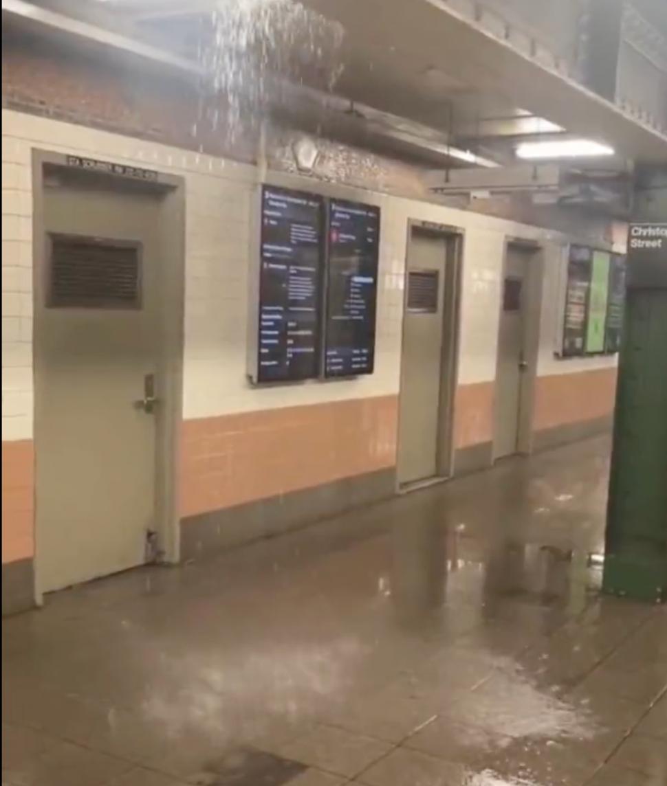 Dezastru provocat de vremea rea în nord-estul SUA | Stare de urgență la New York, unde apa a inundat stații de metrou și a acoperit mașinile de pe străzi 860854