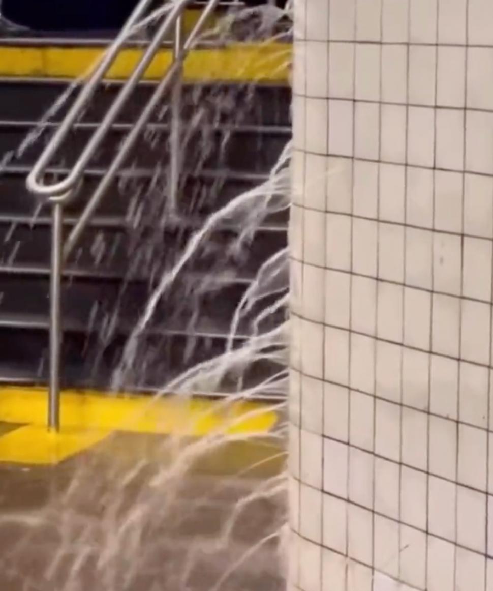 Dezastru provocat de vremea rea în nord-estul SUA | Stare de urgență la New York, unde apa a inundat stații de metrou și a acoperit mașinile de pe străzi 860855