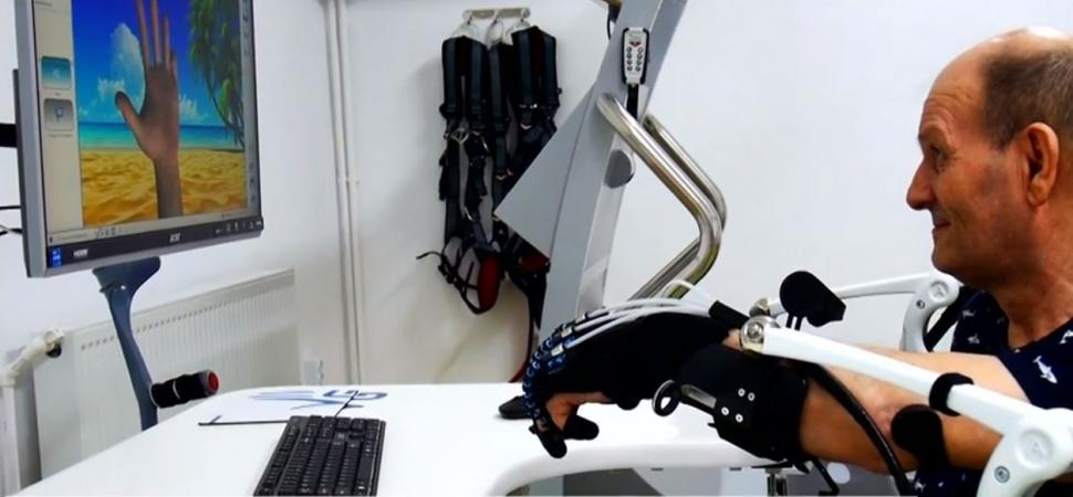 Mănușa robotică ce ajută pacienții care au suferit un AVC să aibă o viață normală, într-un spital din Bacău: ”Pare desprinsă din filmele SF” 860814