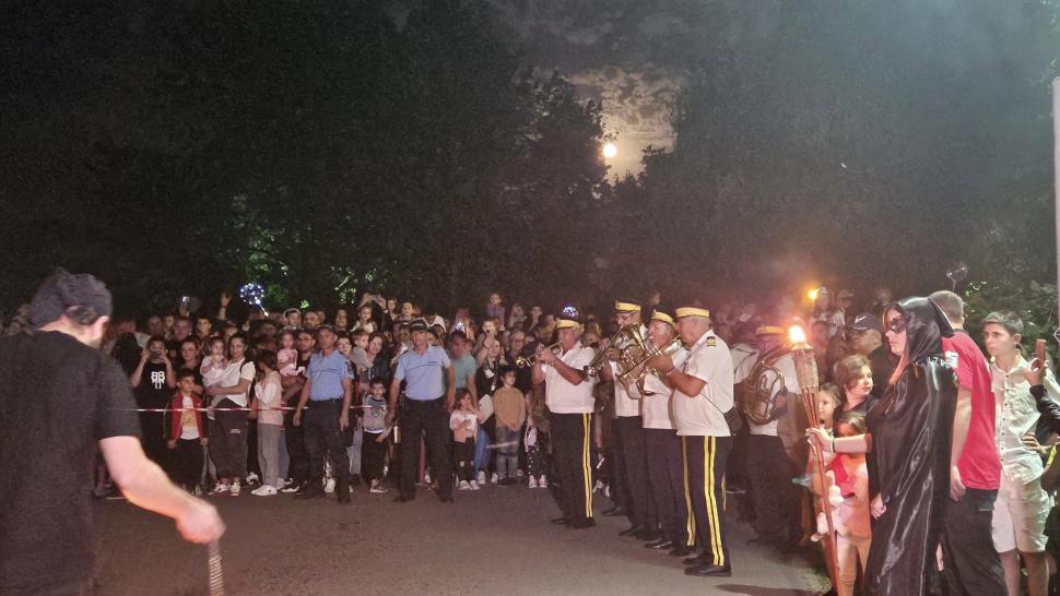 Peste 5.000 de oameni au venit noaptea la grădina zoologică de lângă Ploieşti. Vizitatorii au avut parte de o experienţă inedită 860950