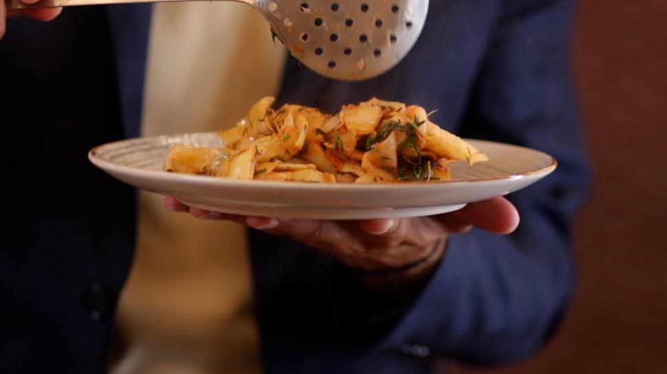 Cornel Ilie, invitat special în cadrul emisiunii "Gătit la costum", sezonul 5 | "Primeam bileţele de la fete pentru că eram timid şi eram interesant pentru ele" 860779