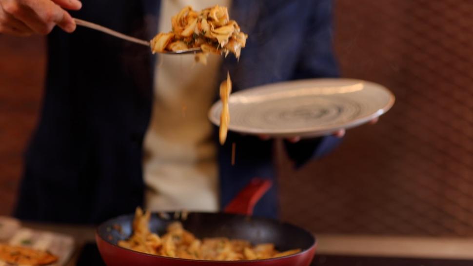 Cornel Ilie, invitat special în cadrul emisiunii "Gătit la costum", sezonul 5 | "Primeam bileţele de la fete pentru că eram timid şi eram interesant pentru ele" 860780