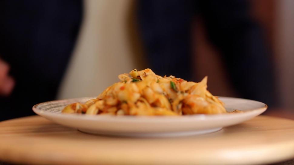 Cornel Ilie, invitat special în cadrul emisiunii "Gătit la costum", sezonul 5 | "Primeam bileţele de la fete pentru că eram timid şi eram interesant pentru ele" 860783