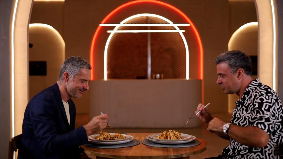 Cornel Ilie, invitat special în cadrul emisiunii "Gătit la costum", sezonul 5 | "Primeam bileţele de la fete pentru că eram timid şi eram interesant pentru ele" 860785