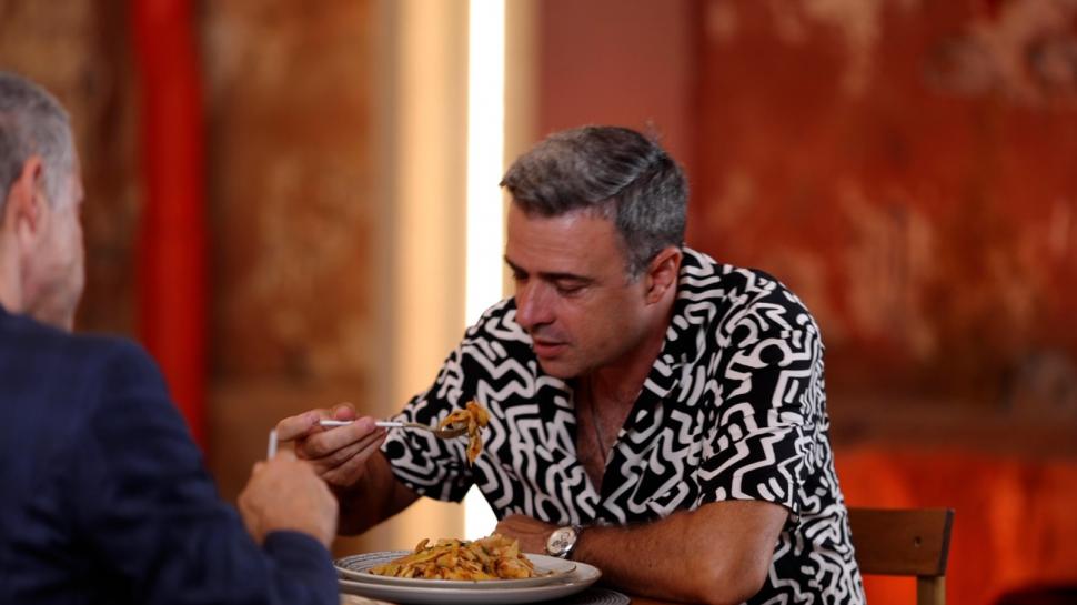 Cornel Ilie, invitat special în cadrul emisiunii "Gătit la costum", sezonul 5 | "Primeam bileţele de la fete pentru că eram timid şi eram interesant pentru ele" 860786