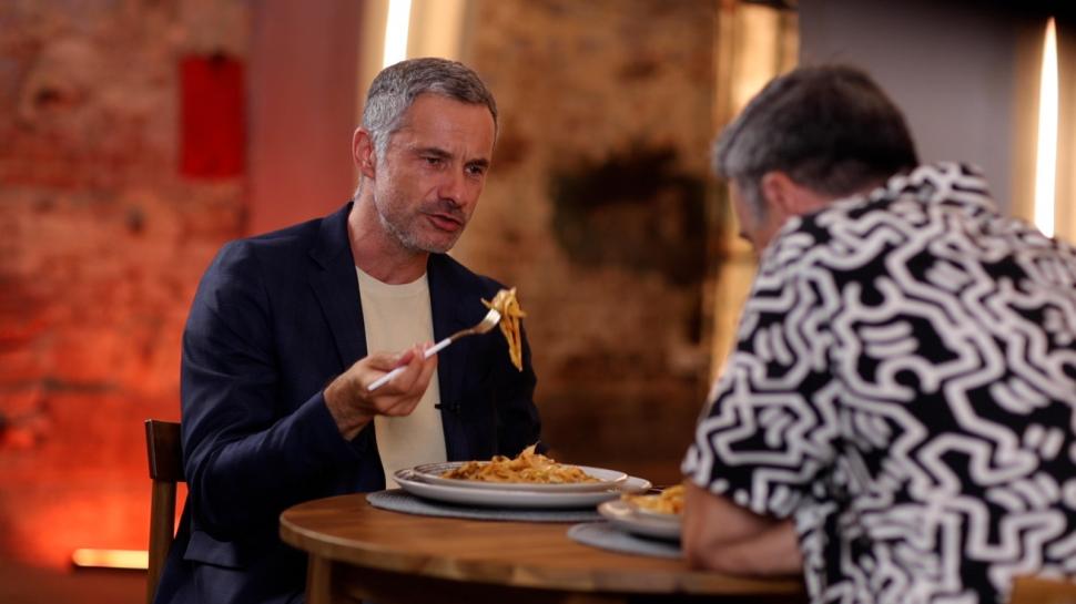 Cornel Ilie, invitat special în cadrul emisiunii "Gătit la costum", sezonul 5 | "Primeam bileţele de la fete pentru că eram timid şi eram interesant pentru ele" 860787