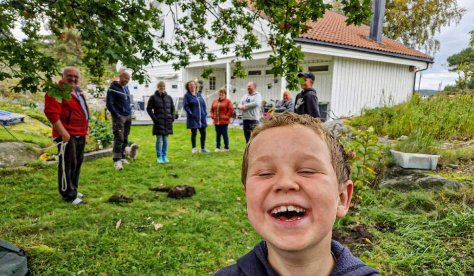 O familie care căuta un cercel pierdut în grădina casei a dat peste o comoară veche de 1.000 de ani, din timpul vikingilor